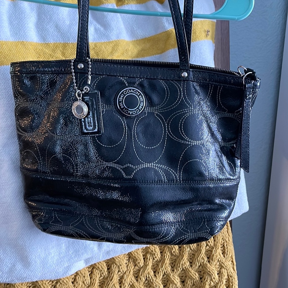 Coach shoulder bag, oldie but goodie🧡 accepting offers!